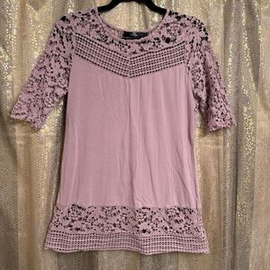 BKE Boutique Mauve Pink Floral Boho Crochet Quarter Sleeve Top Small